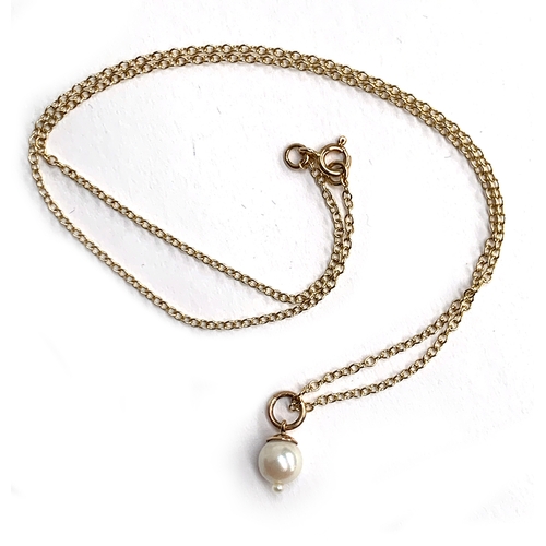 25 - A 9ct gold necklace with a pearl pendant, the pearl approx. 0.7cmD, the chain 45cm long unclasped, 2... 