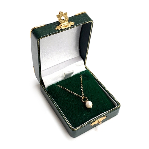 25 - A 9ct gold necklace with a pearl pendant, the pearl approx. 0.7cmD, the chain 45cm long unclasped, 2... 