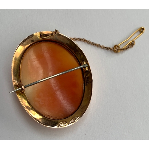 14 - An early 20th century 9ct gold shell cameo brooch, 4.5cm long, with safety chain, 9ct tab and makers... 