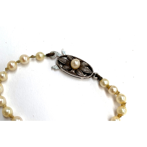 28 - An early 20th century pearl strand necklace, the pearls graduating from approx. 0.4 to 1.5cm diamete... 