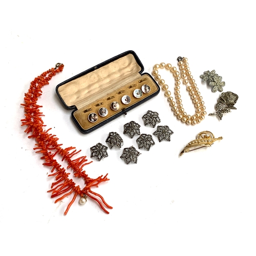 6 - A mixed lot to include a coral branch necklace; cased yellow metal and mother of pearl buttons, bear... 