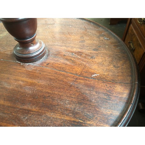 521 - A George III mahogany three-tier dumb-waiter, the three graduating dish tops on a turned column supp... 