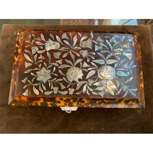 92 - An early 19th century tortoiseshell sewing box, inlaid with floral mother of pearl decoration, openi... 