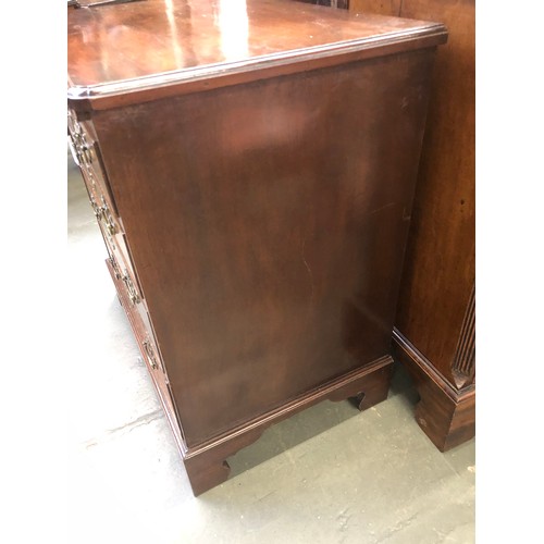 480 - A George III mahogany chest of drawers, c.1760, with a slide above four long drawers, 75.5cm wide, 4... 