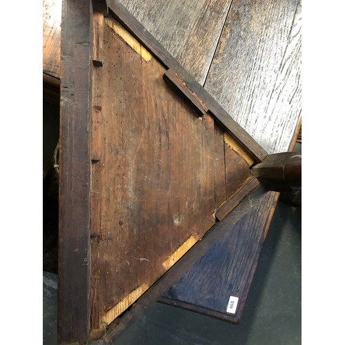 551 - A George II triangular oak and crossbanded corner table, single frieze drawer, on three cabriole leg... 