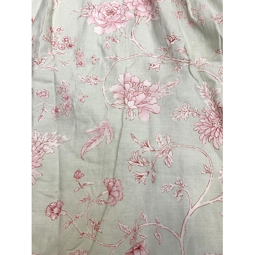 1054 - A pair of good country house curtains, lined and interlined, in a pink floral print, each approx 226... 