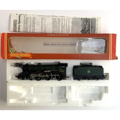 81 - A Hornby OO gauge BR Class B17 4-6-0 locomotive and tender, 'Leeds United', R060, boxed