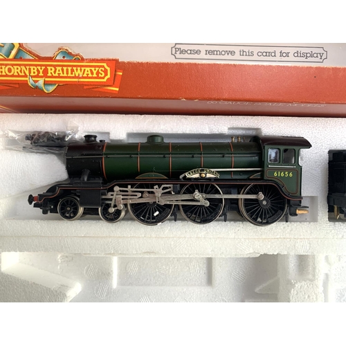 81 - A Hornby OO gauge BR Class B17 4-6-0 locomotive and tender, 'Leeds United', R060, boxed