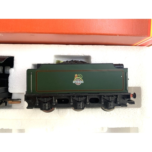 81 - A Hornby OO gauge BR Class B17 4-6-0 locomotive and tender, 'Leeds United', R060, boxed