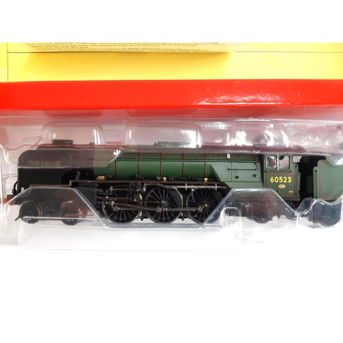 93 - A Hornby OO gauge Late BR Thompson Class A2/3 4-6-2 locomotive and tender, 'Sun Castle', R3835, boxe... 