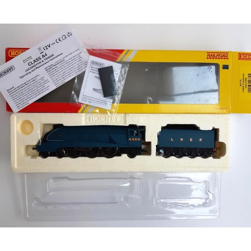 97 - A Hornby OO gauge LNER Class A4 locomotive and tender, 'Falcon', R2779, boxed