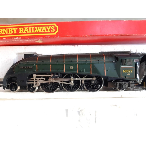 109 - A Hornby OO gauge BR Class A4 locomotive and tender, 'Mallard', R350, boxed