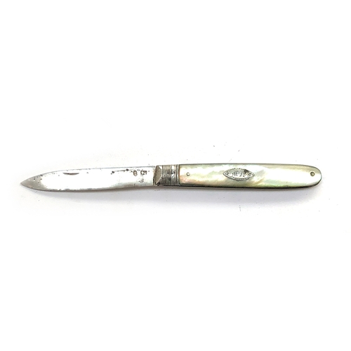 74 - A George III silver and mother of pearl pen/fruit knife, 14cmL when open, together with two later st... 