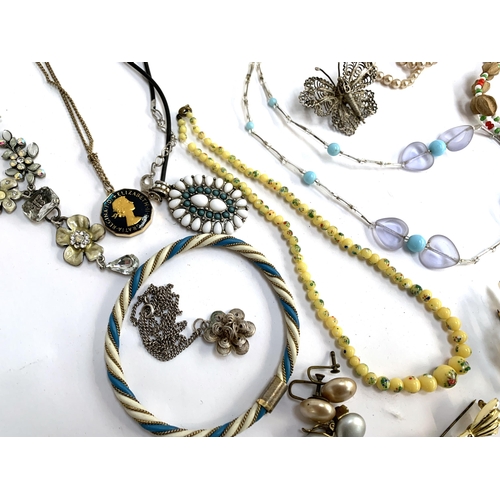 19 - A mixed lot of costume jewellery to include white metal filigree; Scottish grouse claw brooch; hards... 