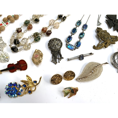 19 - A mixed lot of costume jewellery to include white metal filigree; Scottish grouse claw brooch; hards... 