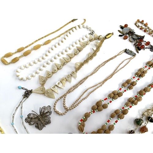 19 - A mixed lot of costume jewellery to include white metal filigree; Scottish grouse claw brooch; hards... 