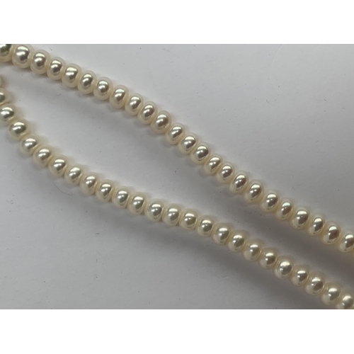 32 - A Teng Yue single strand pearl necklace, 46cm long unclasped