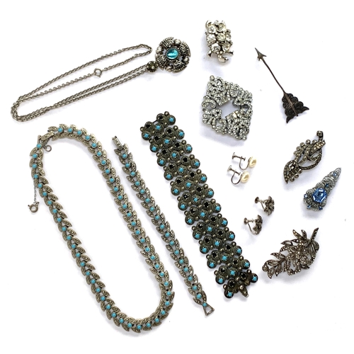 35 - A quantity of mainly early 20th century jewellery to include silver hat pin; marcasite and turquoise... 