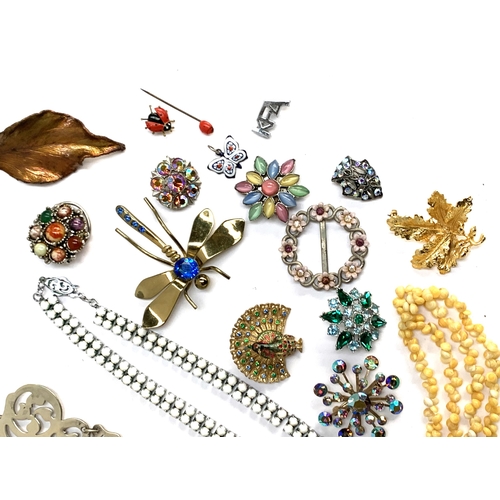 38 - A mixed lot of costume jewellery to include silver pierced floral ring; gilt metal tassel bracelet; ... 