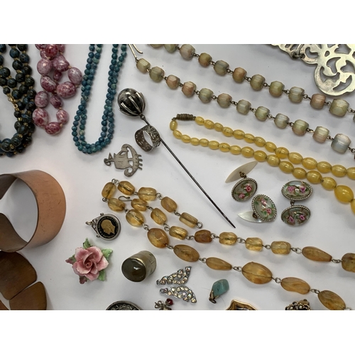 38 - A mixed lot of costume jewellery to include silver pierced floral ring; gilt metal tassel bracelet; ... 