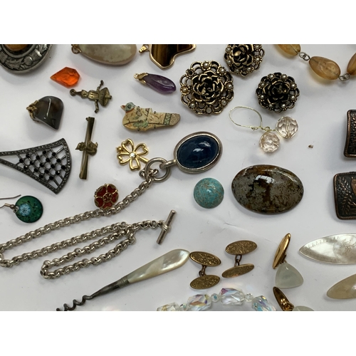 38 - A mixed lot of costume jewellery to include silver pierced floral ring; gilt metal tassel bracelet; ... 