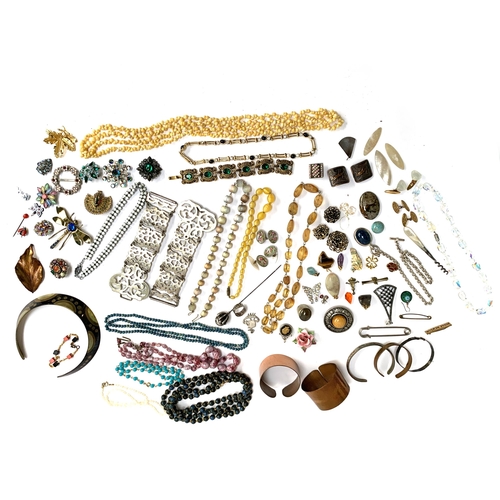 38 - A mixed lot of costume jewellery to include silver pierced floral ring; gilt metal tassel bracelet; ... 