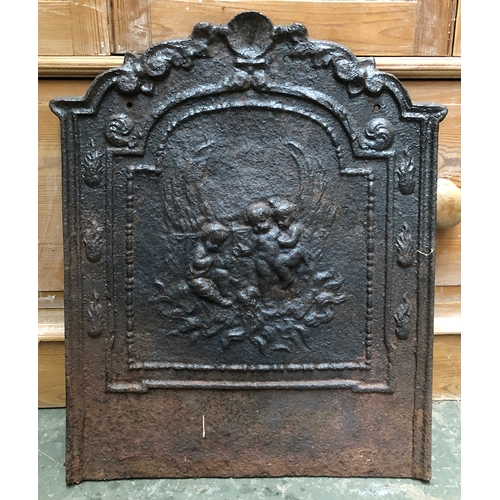 1044 - A small cast iron fire back depicting three putti, 45x54cm