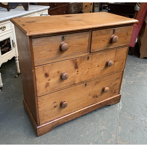 997 - A shallow Victorian pine chest of two short over two long drawers, turned knobs, on bracket feet, 92... 