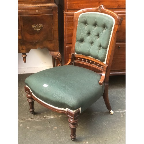 1019 - A Victorian walnut nursing chair, with button upholstered back and stuffover seat, on tapering legs ... 