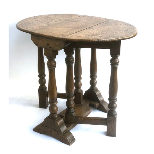 1039 - A small 20th century oval gateleg occasional table, in early 18th century style, 46x21x51cmH