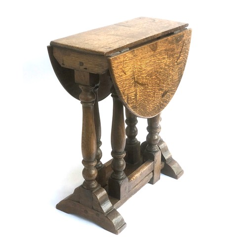 1039 - A small 20th century oval gateleg occasional table, in early 18th century style, 46x21x51cmH