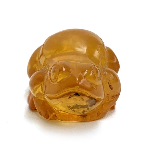 287 - A small carved amber frog, 3.7cmL