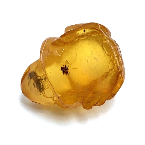 287 - A small carved amber frog, 3.7cmL