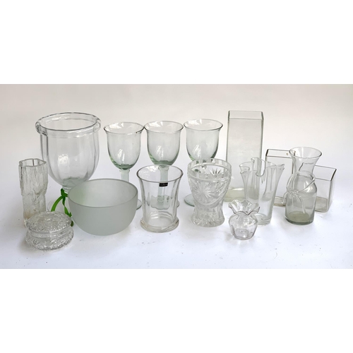 160 - A mixed lot of glassware to include Dartington crystal; three large decorative goblets; rectangular ... 