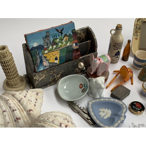 293 - A mixed lot to include various trinkets, to include Stratton pill box; trinket boxes; conch shell; K... 