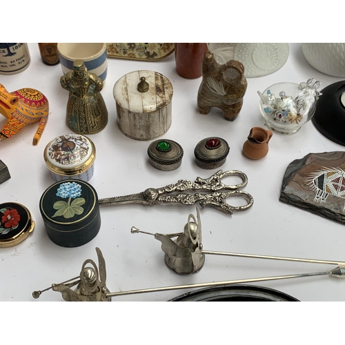 293 - A mixed lot to include various trinkets, to include Stratton pill box; trinket boxes; conch shell; K... 