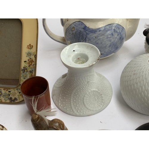 293 - A mixed lot to include various trinkets, to include Stratton pill box; trinket boxes; conch shell; K... 