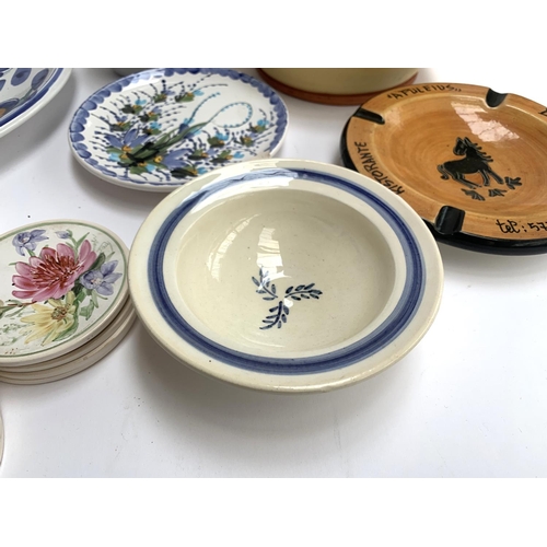 420 - An mixed lot of mainly continental ceramics to include Italian majolica fruit bowl, 29.5cmD and matc... 