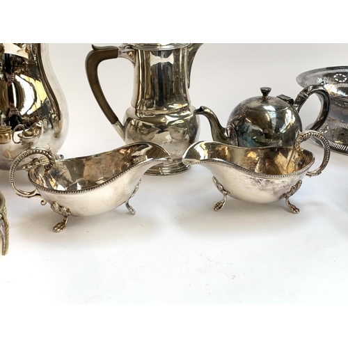 83 - A mixed lot of plated items to include a pair of matching gravy boats, teapot, Romney plate coffee p... 