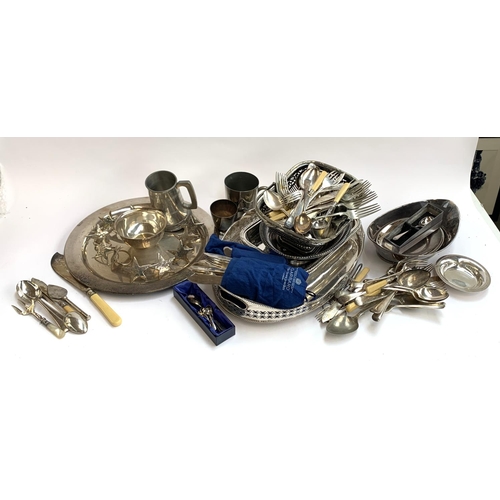 85 - A mixed lot of plated items to include star napkin rings, cutlery in a Garrard wrap, serving trays e... 