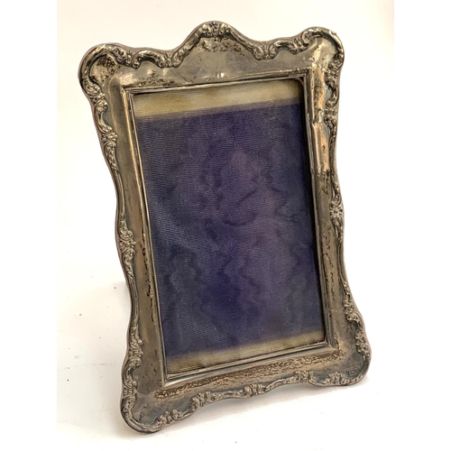 71 - An Edwardian silver photo frame, Birmingham 1904, with chased border, internal dimensions 13.7x8.7cm