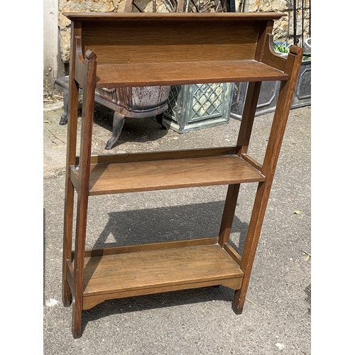 995 - An early 20th century bookcase of three shelves, 61cmW