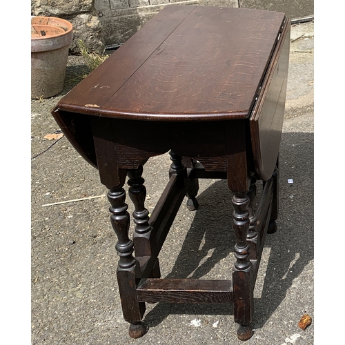 996 - A small oak oval gateleg table, 63cmH