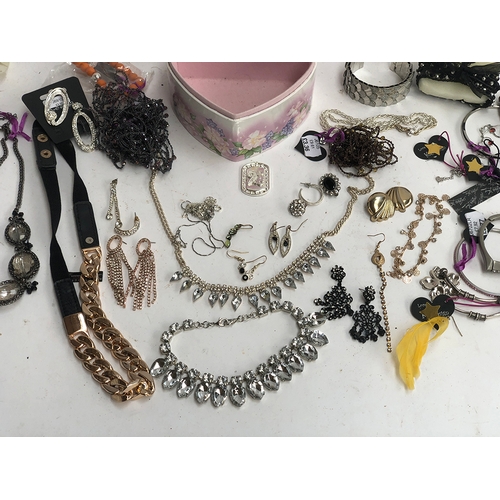 387 - A mixed lot of costume jewellery