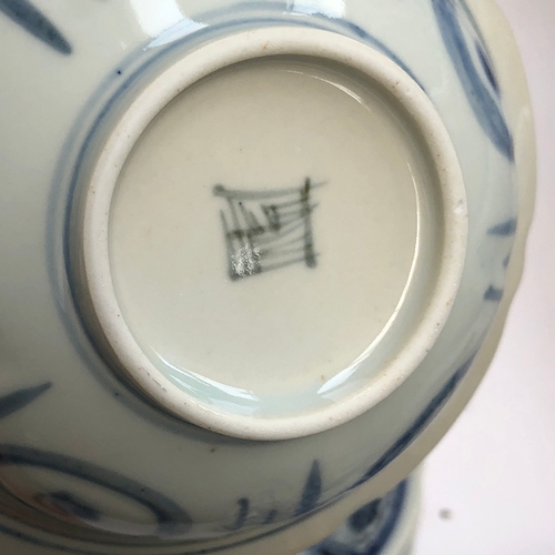 524 - A quantity of Chinese blue and white dinnerwares, some marked to base, the largest plates 30cmD, app... 