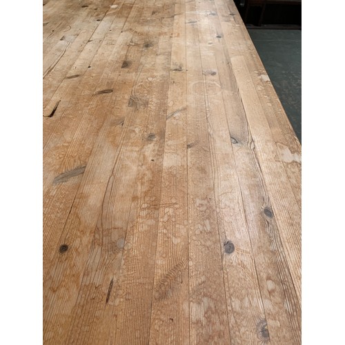 979 - A large and sturdy 20th century pine kitchen table, 198x92x78cm