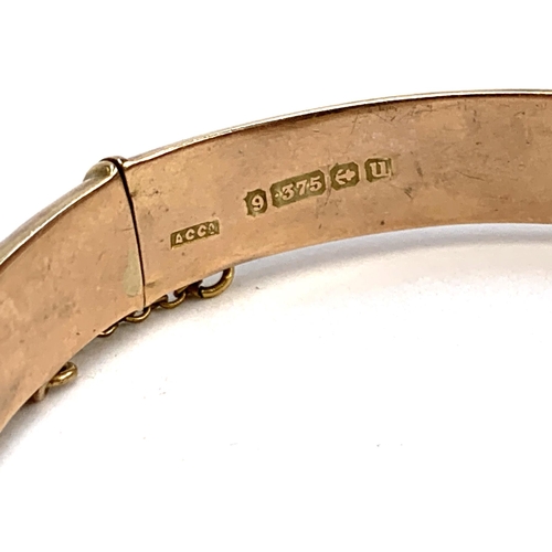 17 - A 9ct gold bangle, engraved with foliate design, hallmarked Birmingham 1919, 9.6g