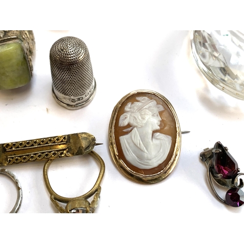 4 - A mixed lot of jewellery to include shell cameo brooch, Charles Horner silver thimble hallmarked Che... 