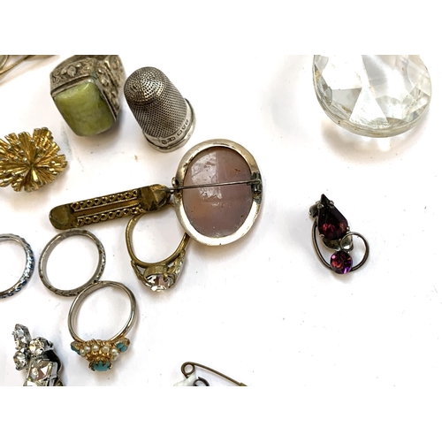 4 - A mixed lot of jewellery to include shell cameo brooch, Charles Horner silver thimble hallmarked Che... 