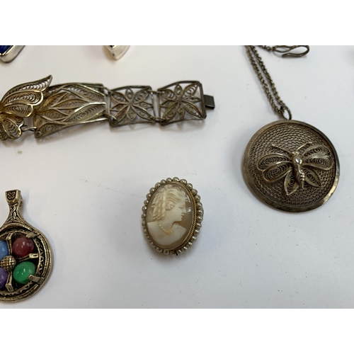 42 - A mixed lot of jewellery to include white metal filigree butterfly bracelet and necklace, gross weig... 